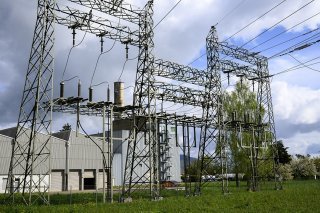 La situation dans la plupart des zones touchées en Valais s'est nettement améliorée. Il ne reste plus que quelques clients sans électricité, indique l'énergéticien Oiken. KEYSTONE/LAURENT GILLIERON